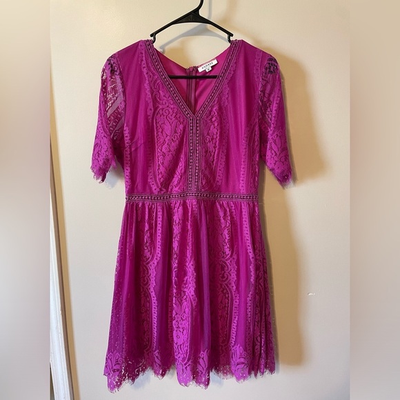Andree By Unit Lace Short Sleeve Lace Fuchsia Pink V-neck Mini Dress Size Medium - Picture 1 of 11